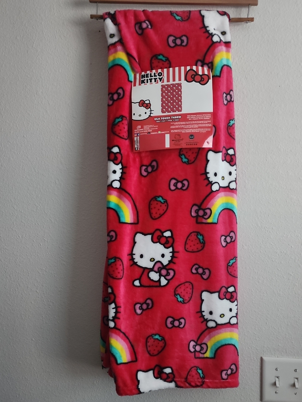 ✨️🍓🌈NWT HELLO KITTY STRAWBERRY / RAINDBOW SILK TOUCH THROW / SANIRO🍓🎀🌈